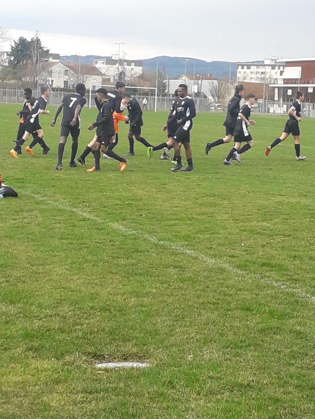 Les U18 à l'échauffement.