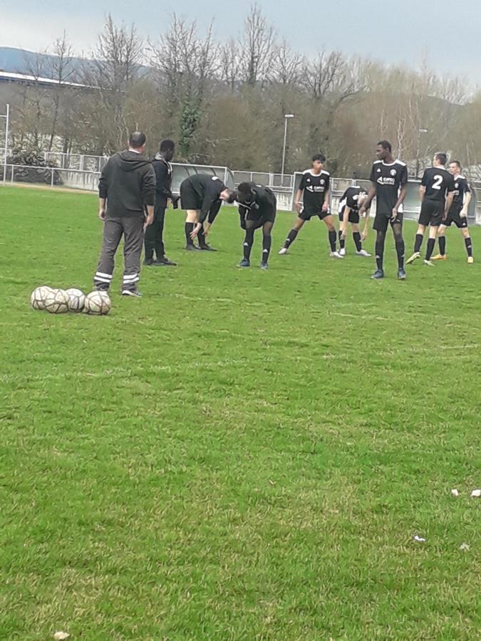 Les U18 à l'échauffement.
