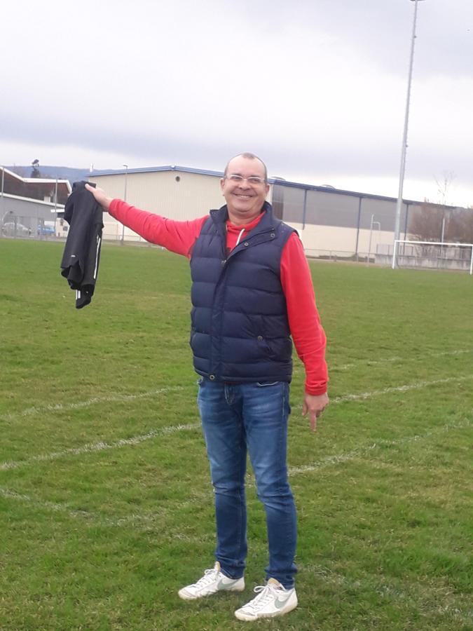 Notre arbitre de touche Bruno qui improvise un drapeau de touche.